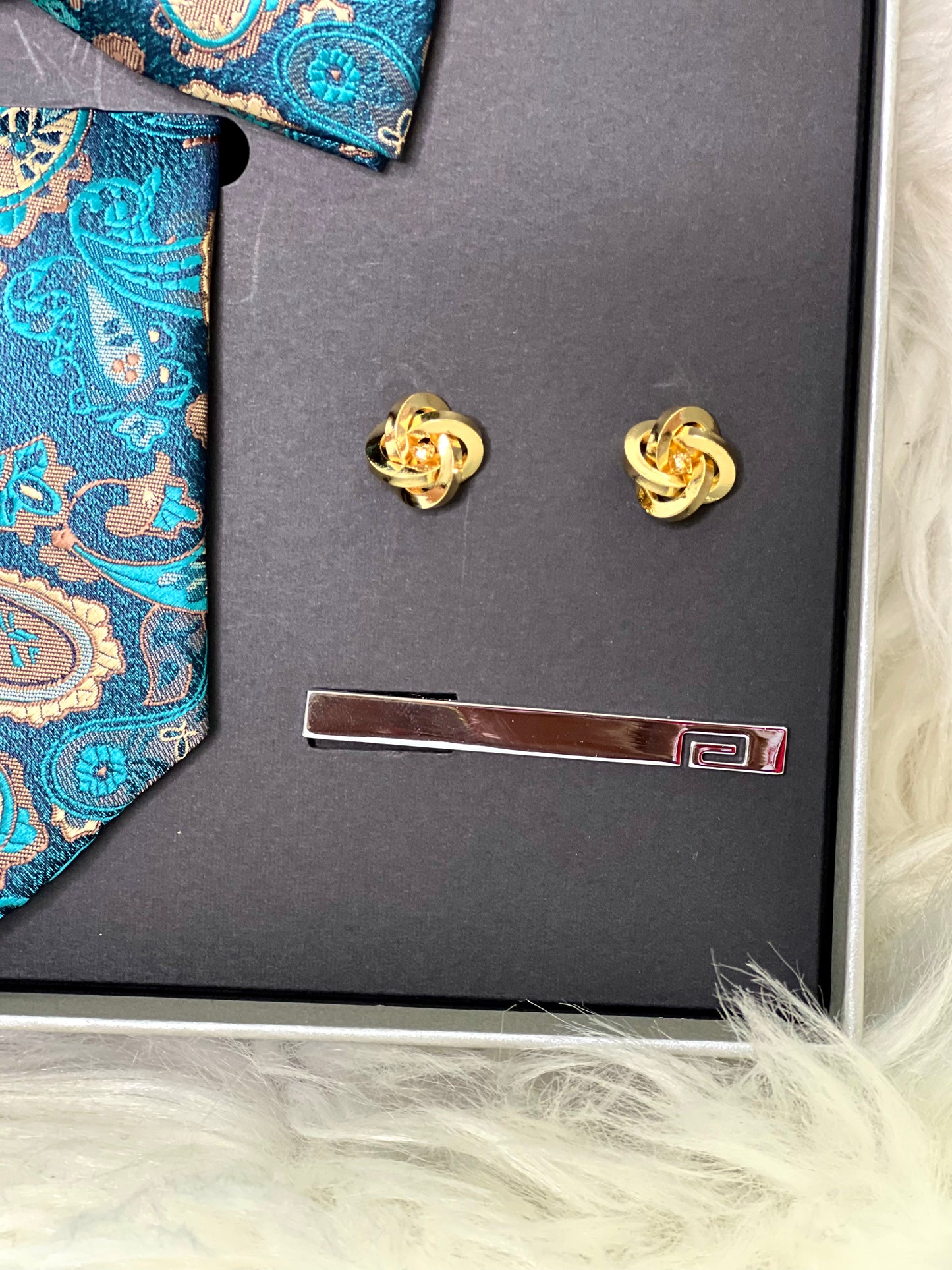 The Leader Of The Pack Tie Set